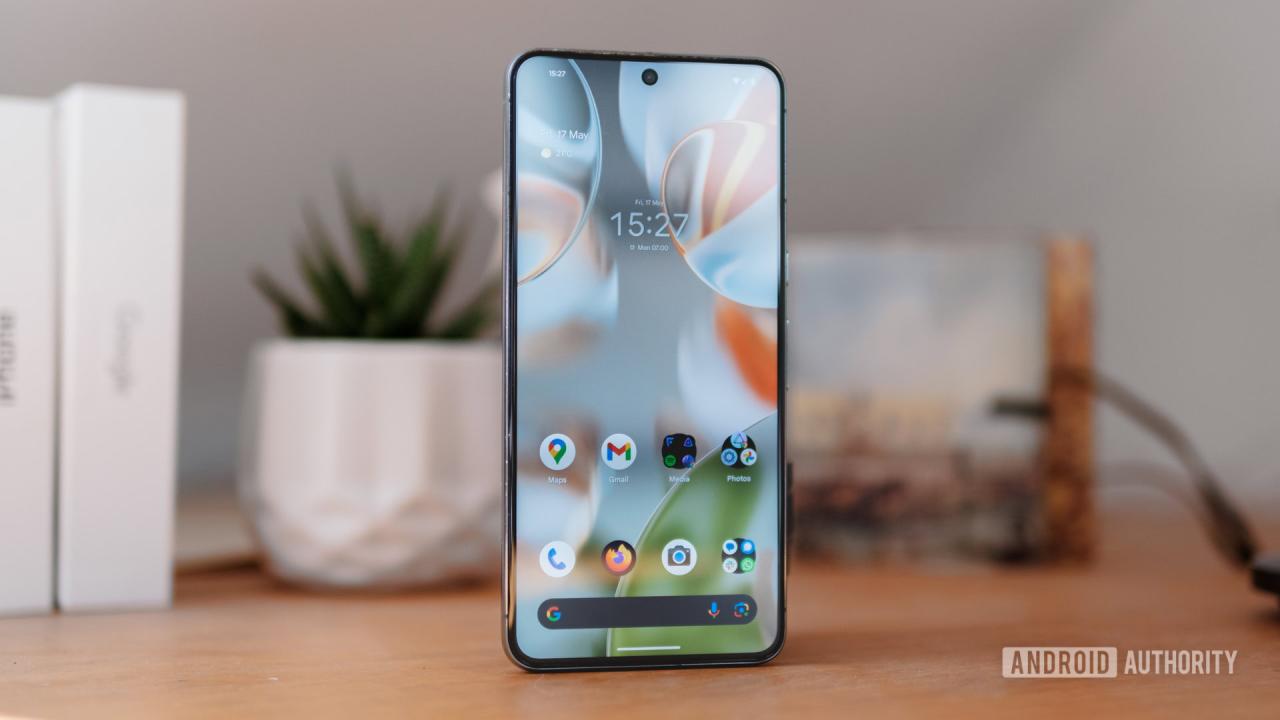 Image 1: Google Pixel 9 wallpapers on Pixel 8 Pro angled