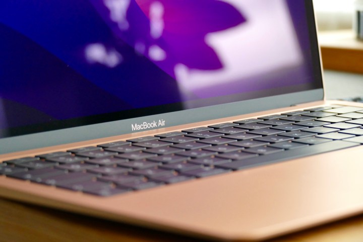 图片 1：金色 MacBook Air M1 的标志和键盘