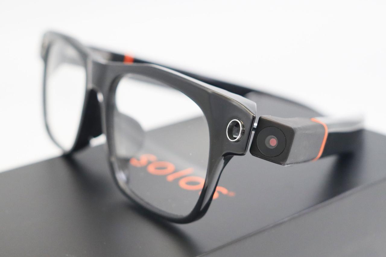 Solos AirGo Vision 眼镜，带摄像头模块。
