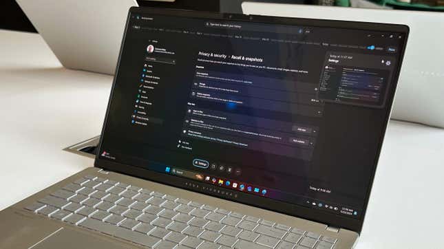一台运行 Recall 功能的华硕电脑正在查看隐私和安全设置。