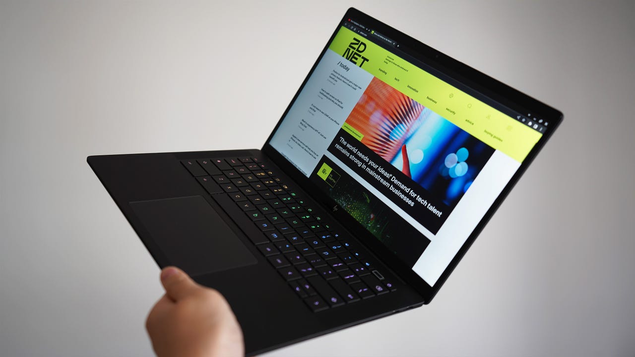 举起 HP Dragonfly Pro Chromebook