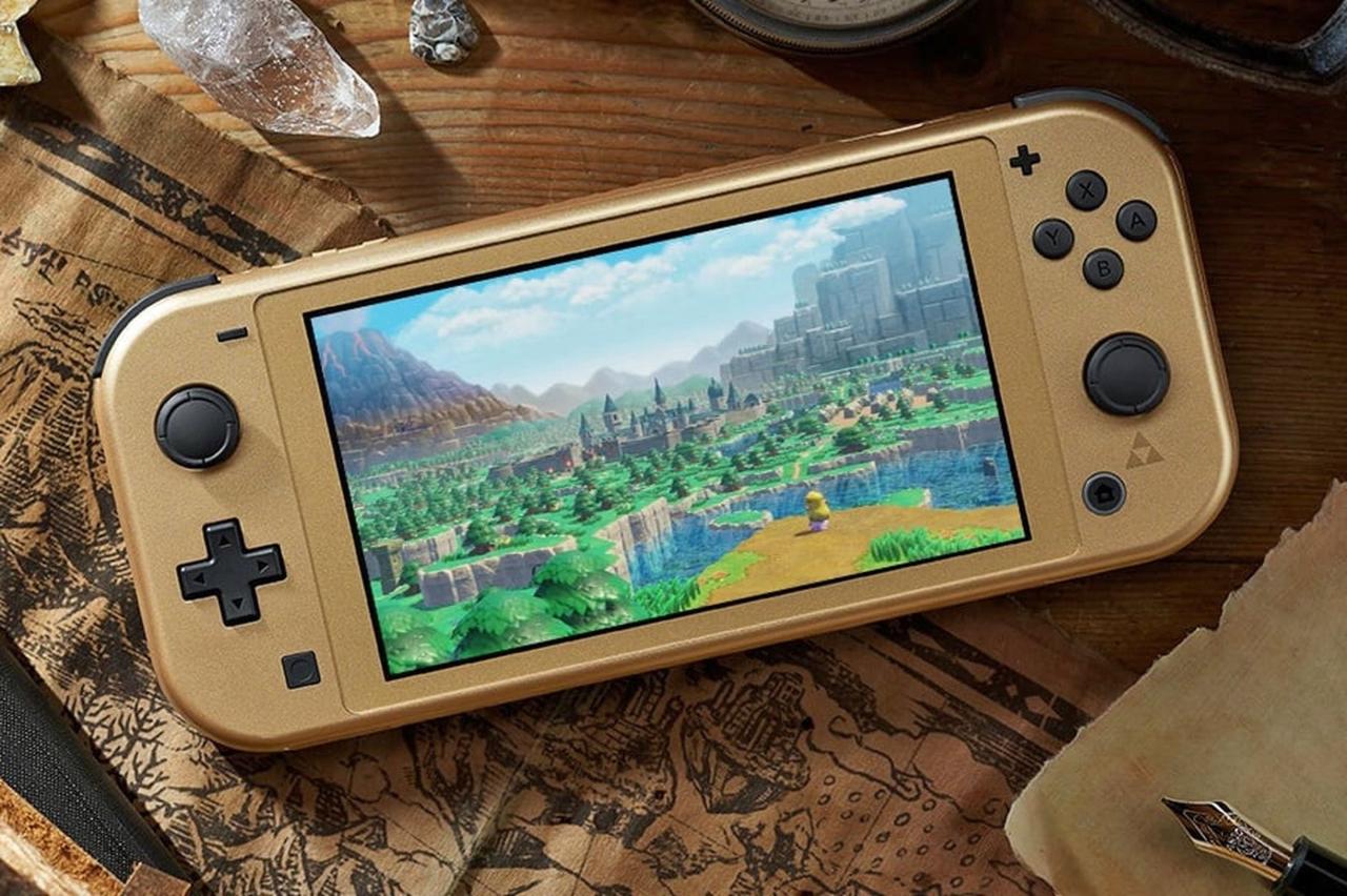 金色海拉尔版 Switch Lite 游戏机正面一瞥.