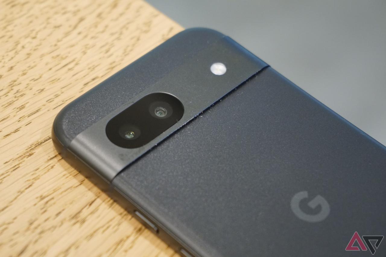 Image 4: Pixel 8a 配备了一个大型 64MP 主摄像头和一个超广角摄像头