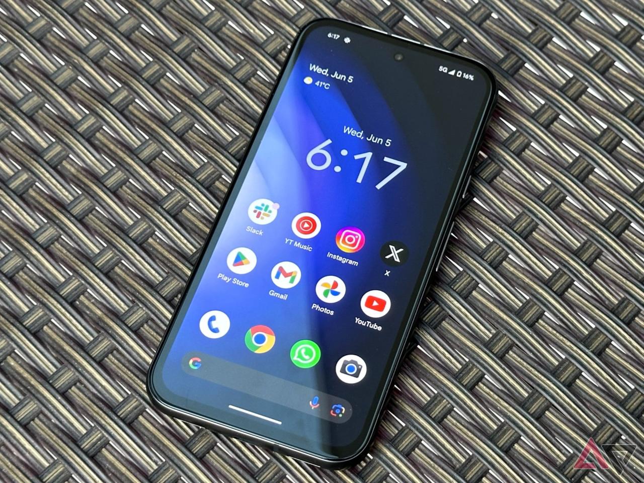 Image 2: Pixel 8a 在罐装椅子上的主屏幕