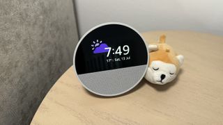 图片 4：桌面上放着亚马逊 Echo Spot