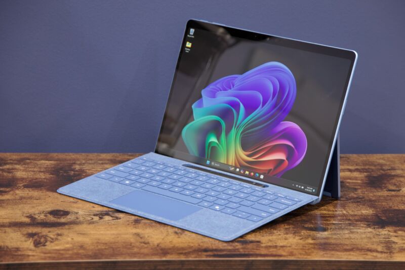 微软的 Surface Pro 11，首款使用 Arm 处理器的旗舰 Surface 设备。