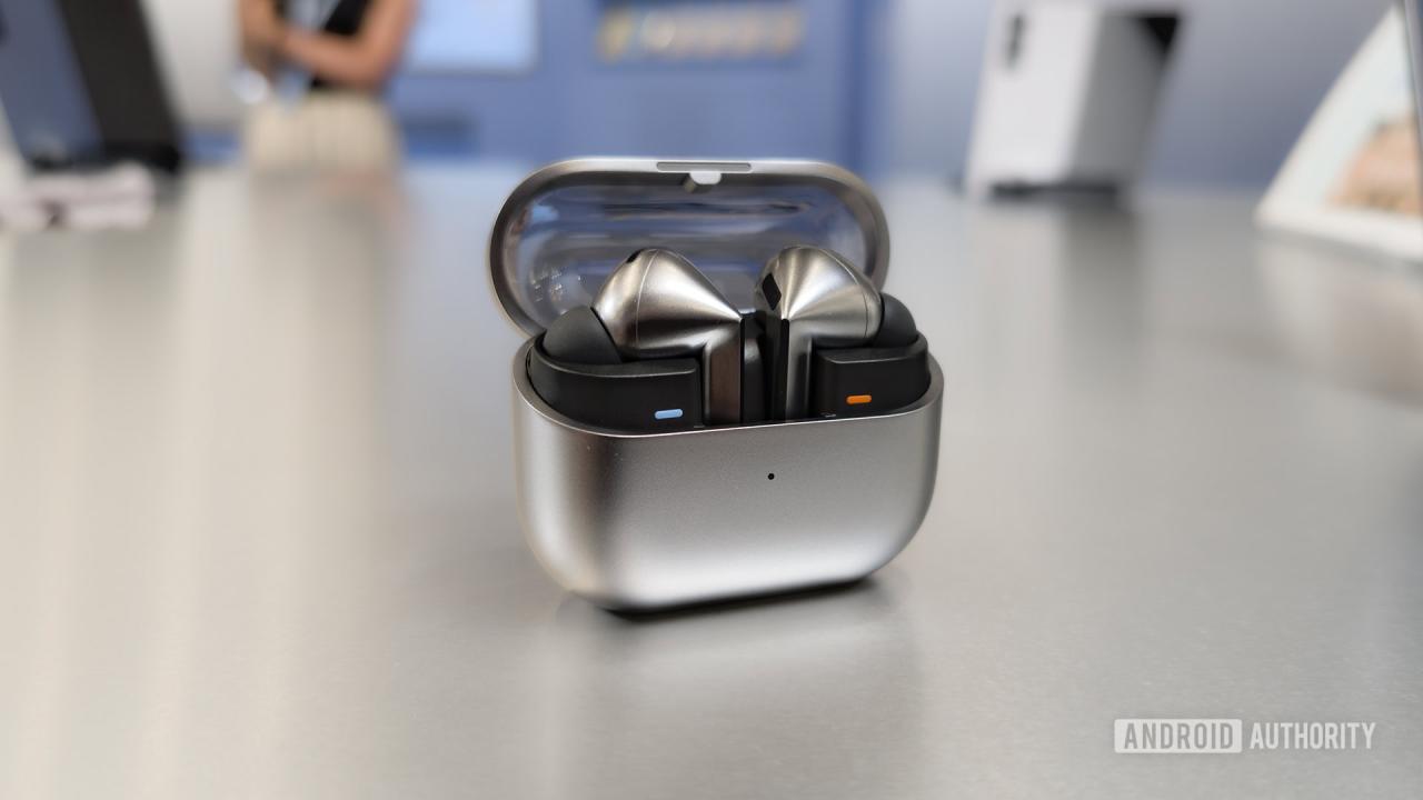 三星 Galaxy Buds 3 Pro 耳机盒在桌子上打开，耳机在内