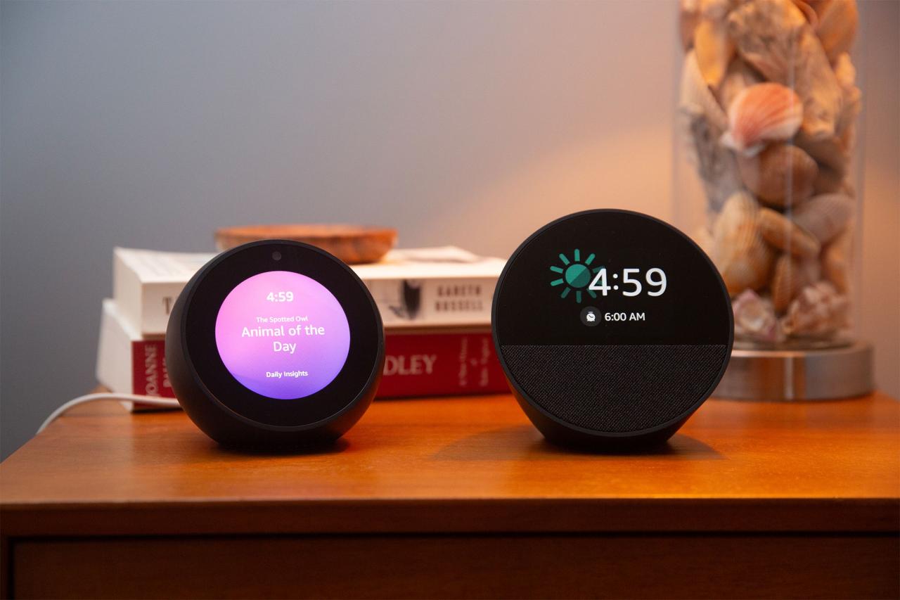 Echo Spot 放在床头柜上的照片