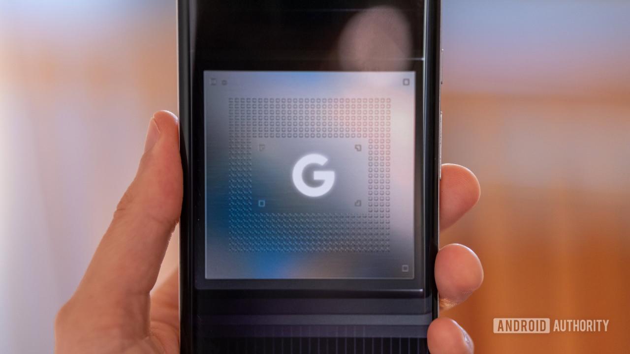 手持中的 Google Tensor 芯片标志手机