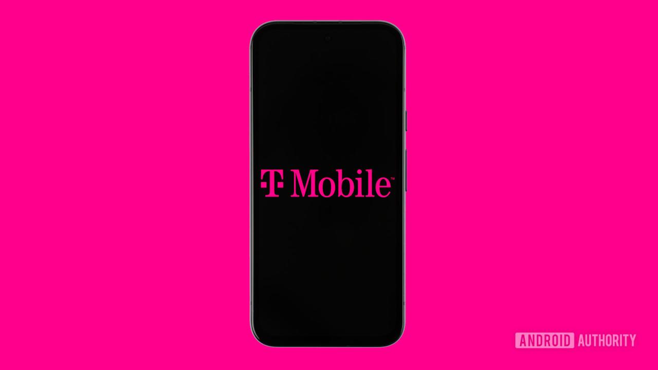图片 1：带有彩色背景的智能手机上的 T -Mobile 标志