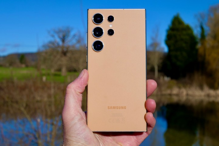 一个人手持三星 Galaxy S24 Ultra