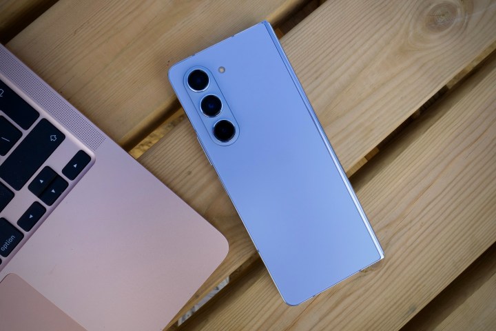 三星 Galaxy Z Fold 5 放在桌子上