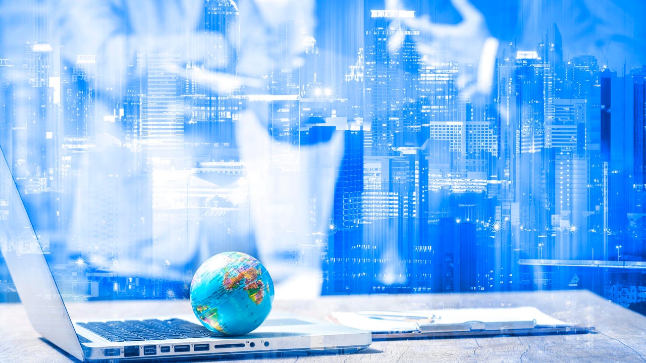 会议室中笔记本电脑桌上的地球