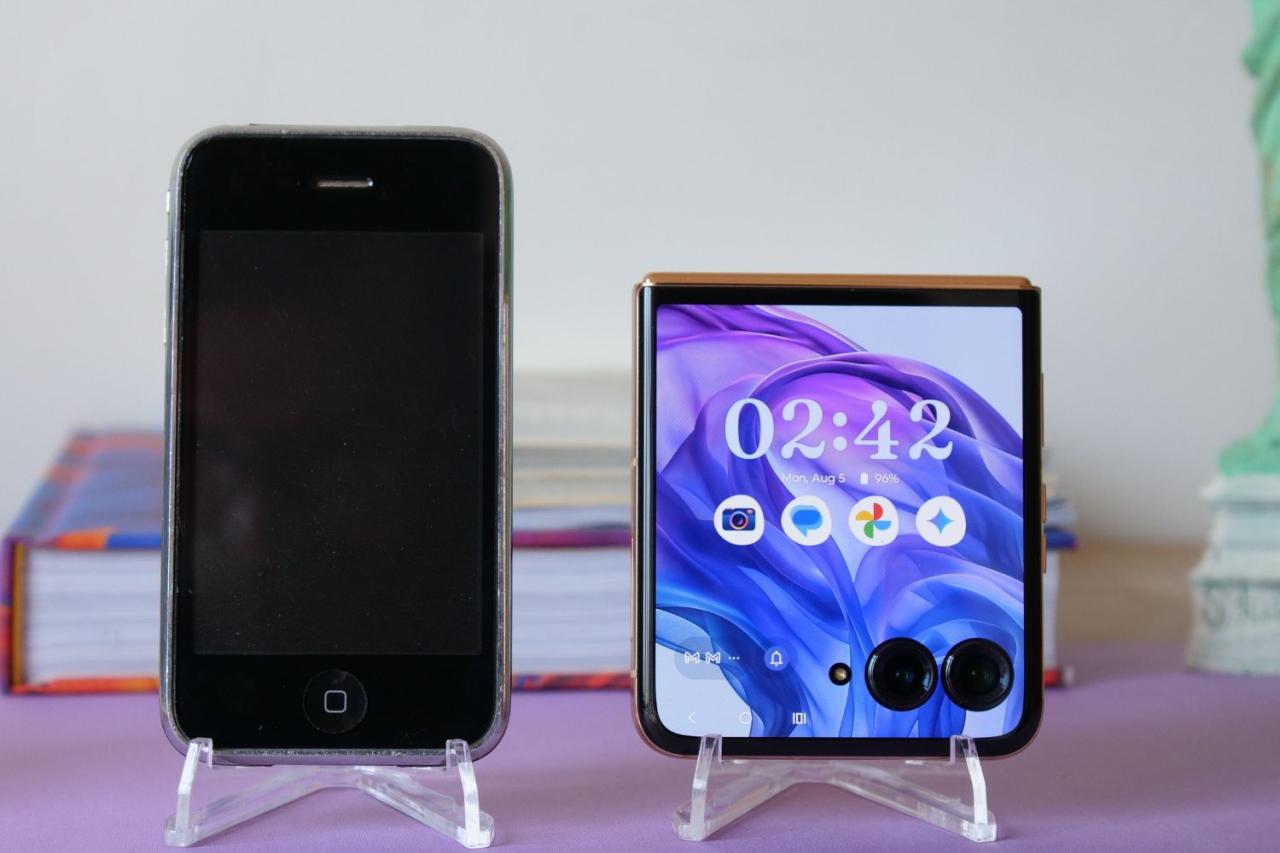 iPhone 3GS 与 Moto Razr+ 照片：Artem Golub / Gizmodo