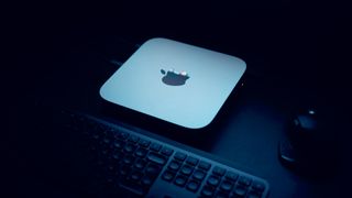 Apple Mac Mini M1 电脑在桌面上与键盘