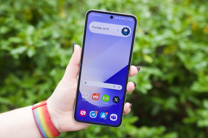 有人手持三星 Galaxy Z Flip 6，展示其主显示屏