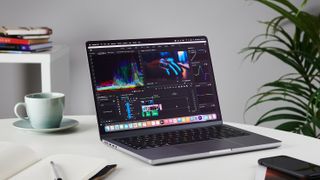 MacBook Pro 14 英寸在办公室的桌子上
