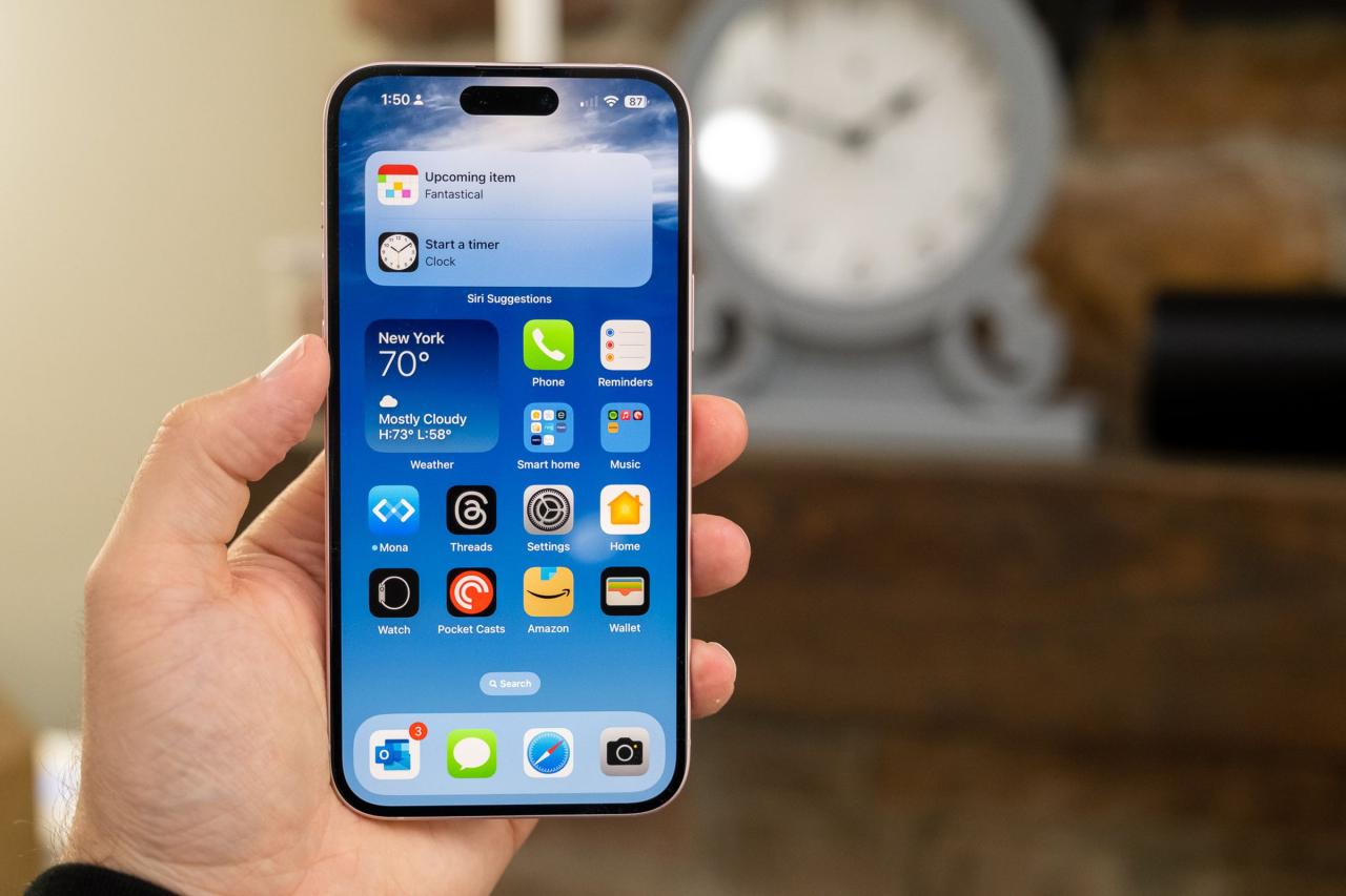 图片 1：一只手握着 iPhone 15 Plus。