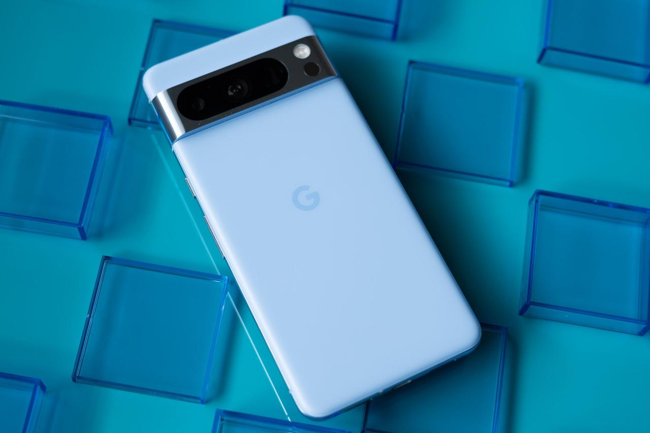 Google Pixel 8 Pro 在青蓝色背景上展示背面面板，周围环绕着透明的蓝色方块