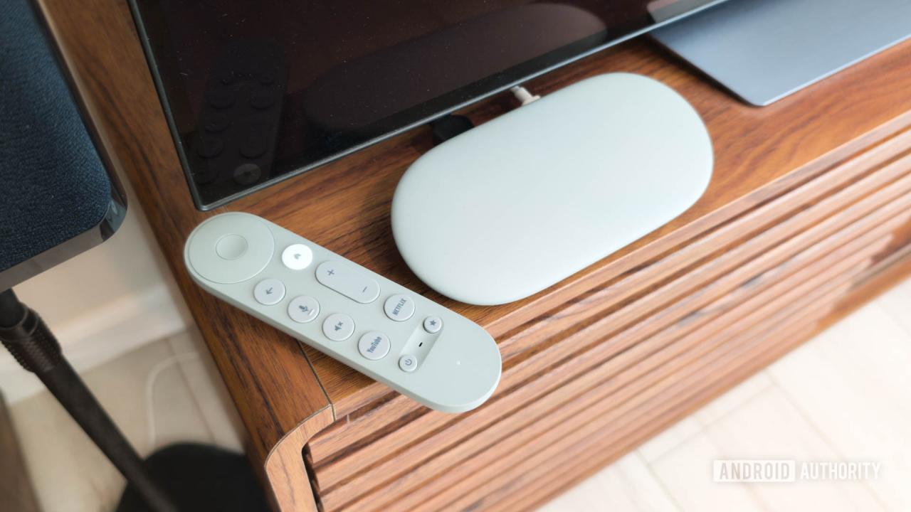 Google TV Streamer 与遥控器在电视控制台上的英雄图像