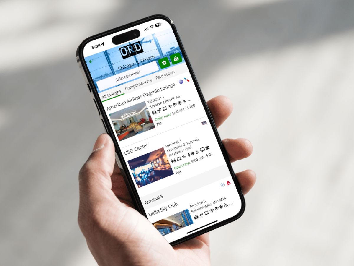 手机显示 LoungeReview 应用程序查看机场 ORD（芝加哥）