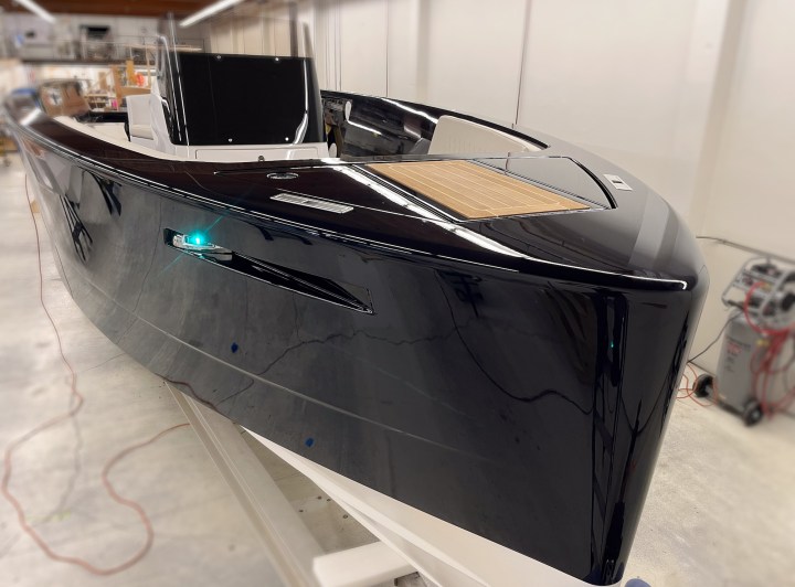 Zin Boats 更大、更快的电动休闲船从船体开始就融入了 PNW 的自豪感