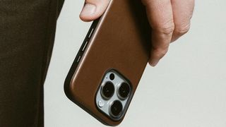 手持 Nomad Modern Leather iPhone 16 Pro Max 保护壳
