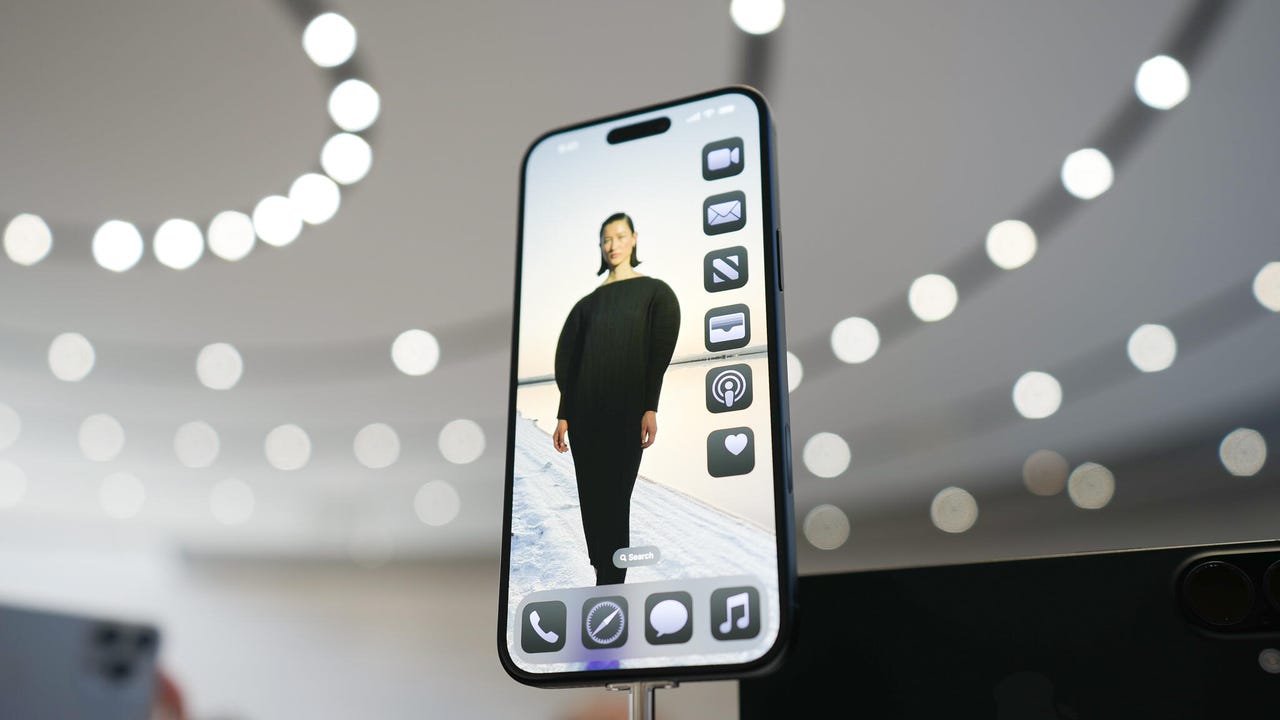 手持 iPhone 16