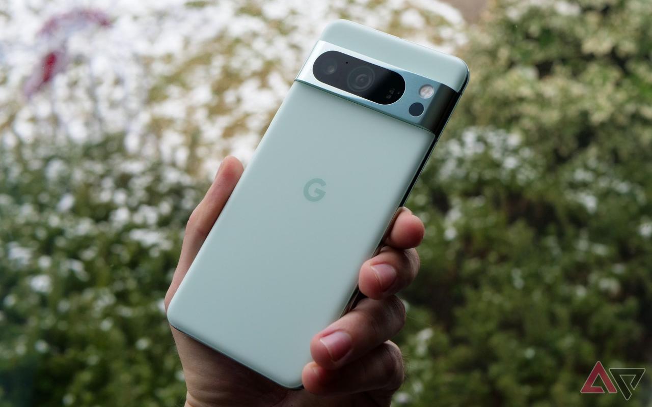 Google Pixel 8 Pro 薄荷色手持