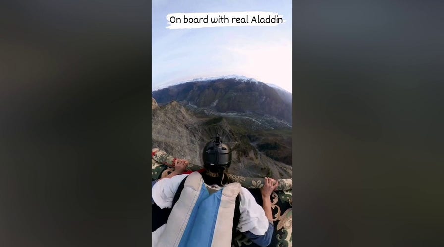 男子乘坐“飞毯”翱翔天空,宛如现实版阿拉丁 男子乘坐“飞毯”翱翔天空,宛如现实版阿拉丁