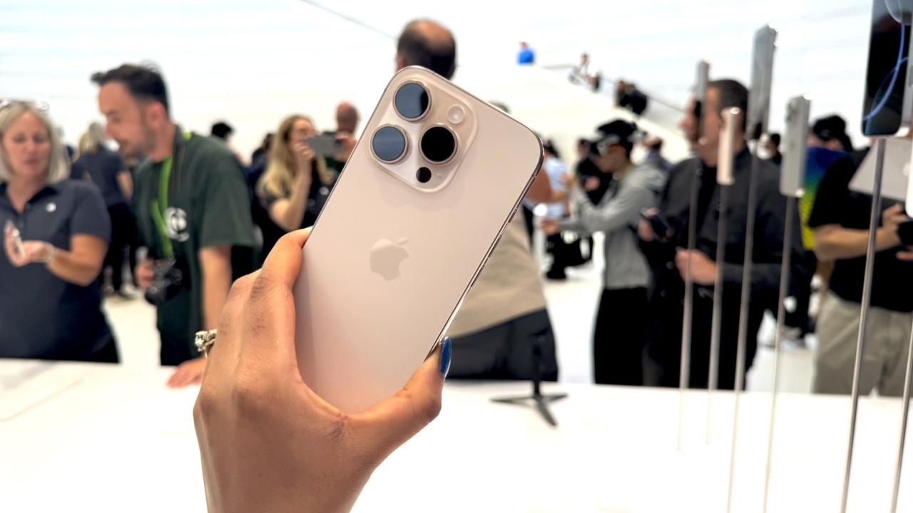 iPhone 16 Pro 型号在一位女士手中