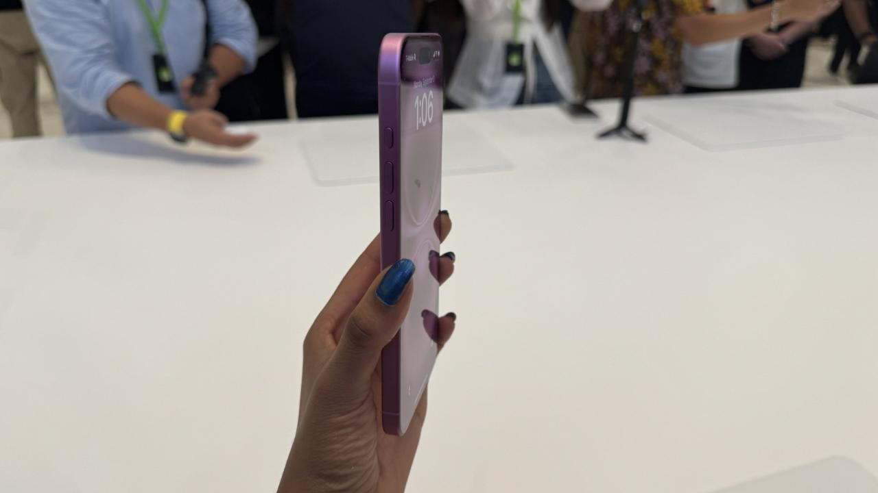 iPhone 16 的左侧机身