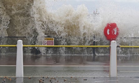 图片 1：去年，风暴 Ciaran 猛烈袭击了肯特多佛的港口墙。