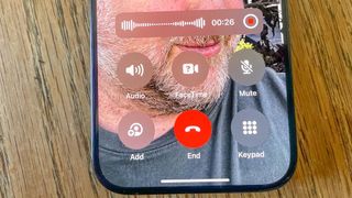 运行 iOS 17.1 的 iPhone 15 Pro 上的通话录音功能