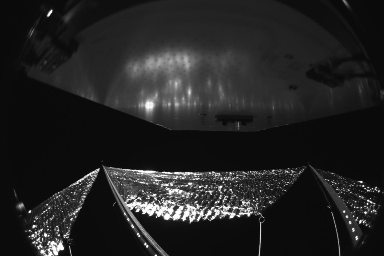 Image 3: 航天器在展开梁和太阳帆后继续在太空中翻滚。