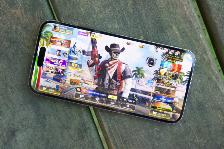 《使命召唤：移动版》在 iPhone 14 Pro Max 上运行。