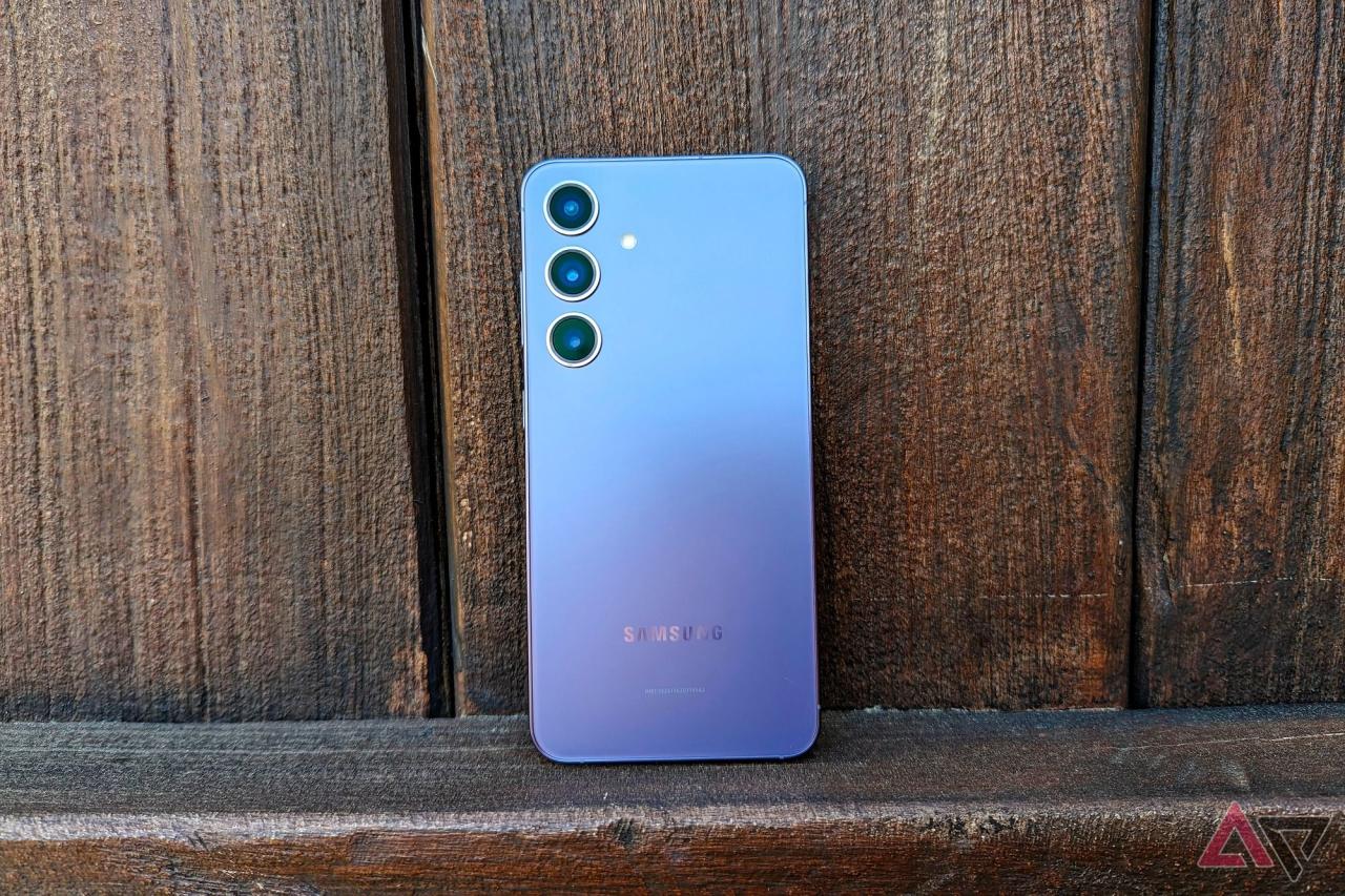 图片 5：三星 Galaxy S24 的 Cobalt Violet 看起来绝对是灰色的