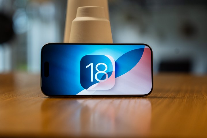 iPhone 16 Pro 上的 iOS 18 标志。