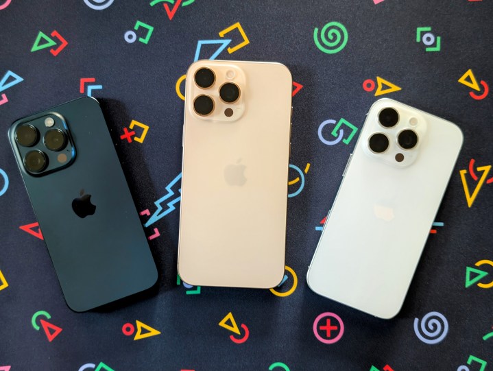蓝色钛金属 iPhone 15 Pro、沙漠钛金属 iPhone 16 Pro Max 和白色钛金属 iPhone 16 Pro。