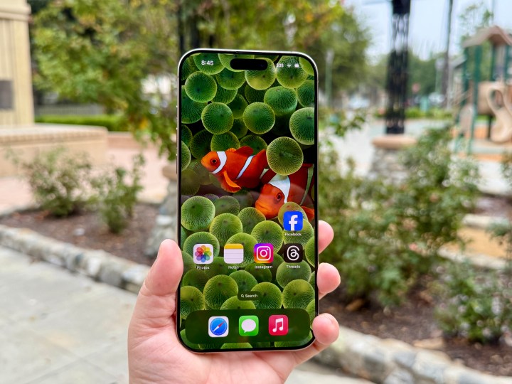 iPhone 16 Pro Max 沙漠钛金属色。