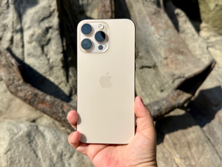 iPhone 16 Pro Max 沙漠钛金属色。