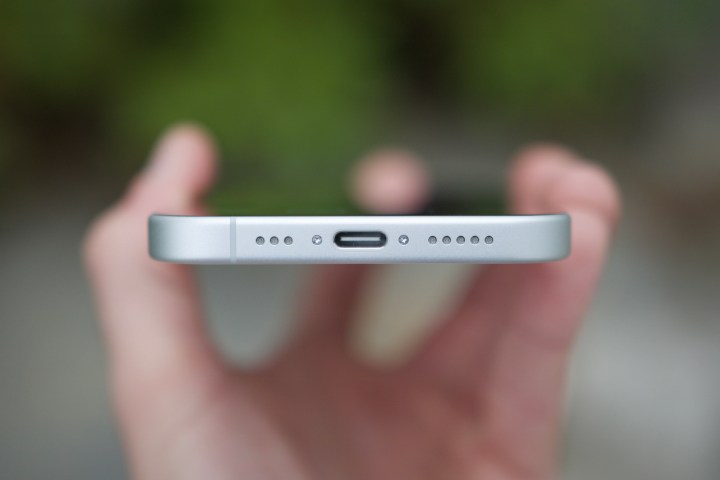 iPhone 16 上的 USB-C 端口。