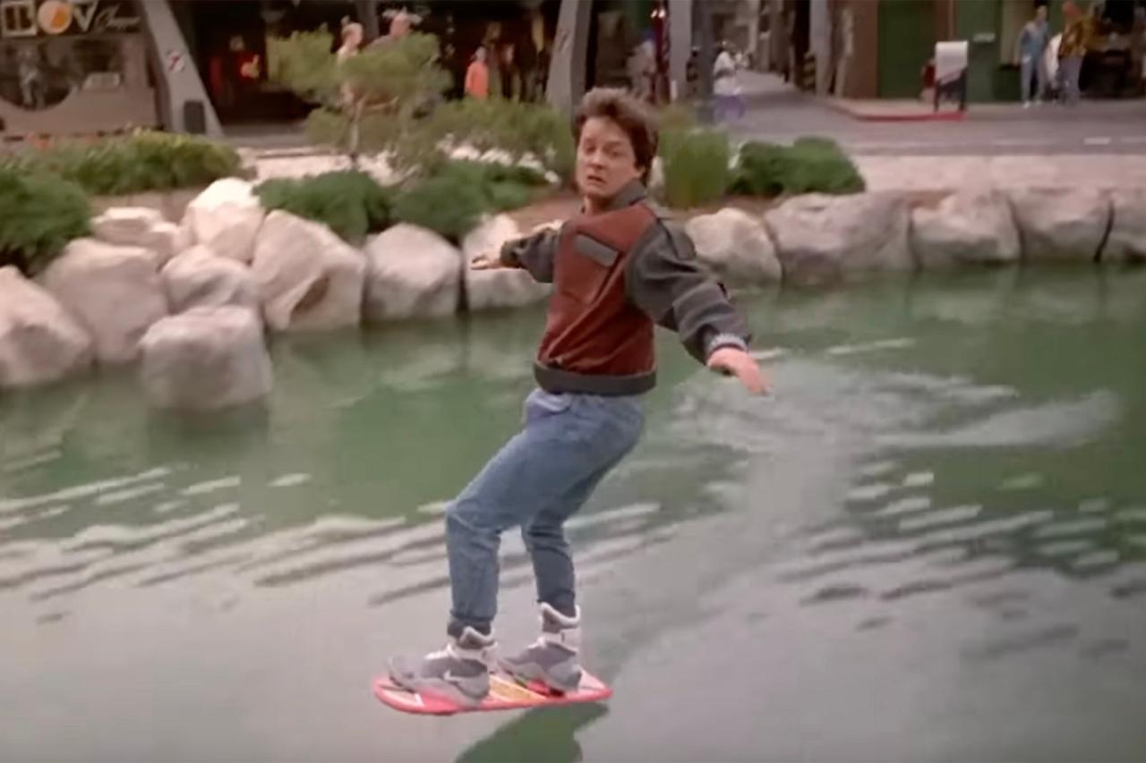 《回到未来 2》:35 年后,经典续集的重新评价 《回到未来 2》:35 年后,经典续集的重新评价