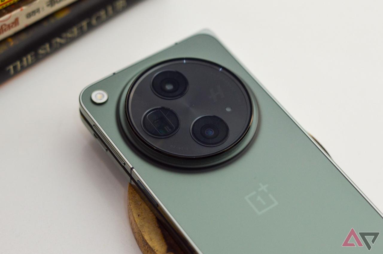 图片 3：OnePlus Open 在 Emerald Dusk 上放置在木块上