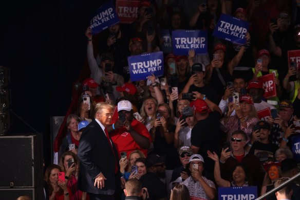 2024 美国大选动态:特朗普与哈里斯竞选集会 2024 美国大选动态:特朗普与哈里斯竞选集会