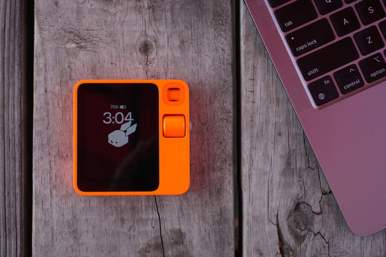 Rabbit R1:AI 助力界面定制,响应速度成挑战 Rabbit R1:AI 助力界面定制,响应速度成挑战