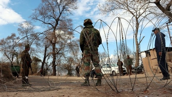 两名来自北方邦的移民在查谟和克什米尔的 Budgam 遭恐怖分子枪击。