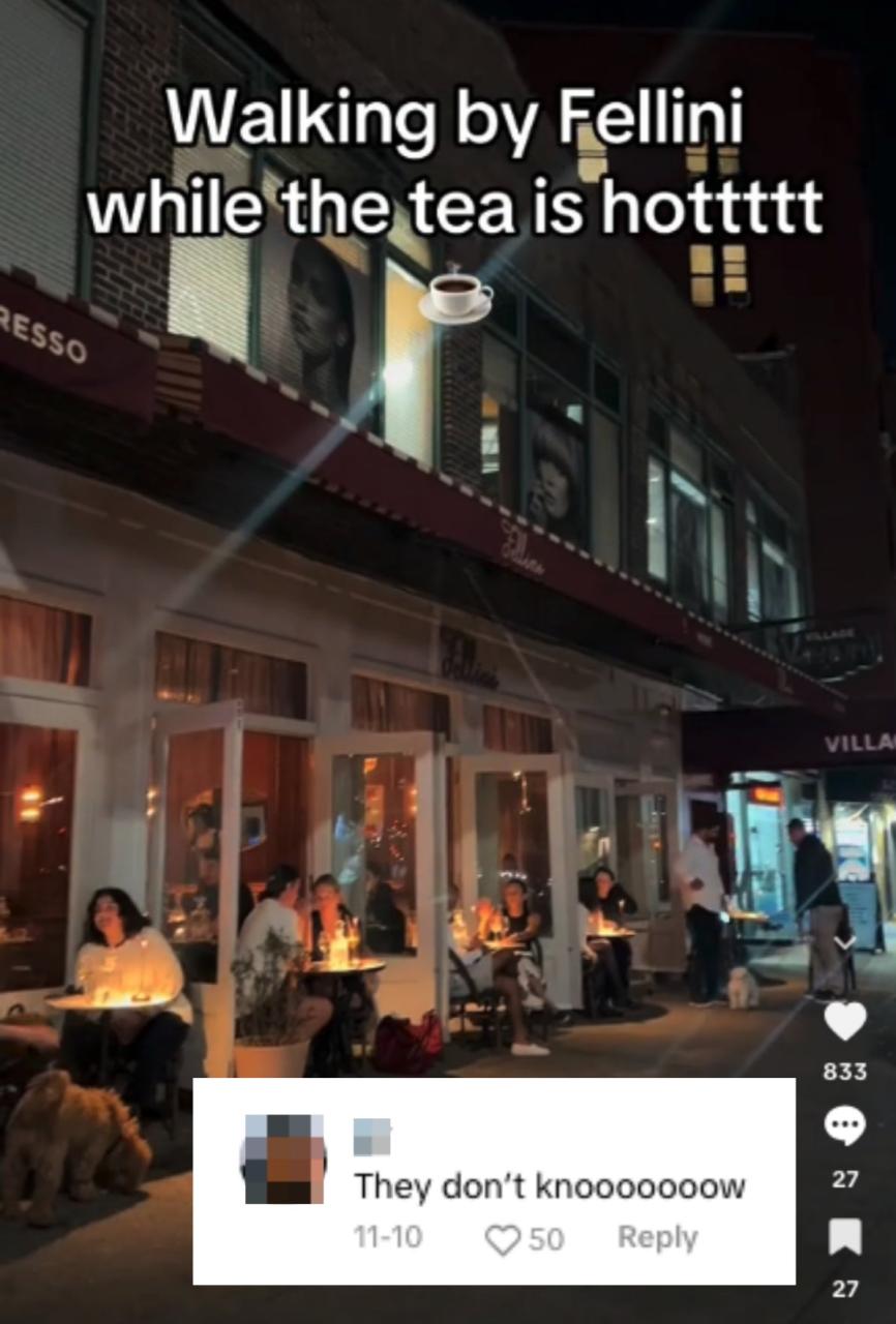 图片 40：人们在热闹的城市街道上的户外餐桌用餐，文字：“走过 Fellini 时，茶水正热。”