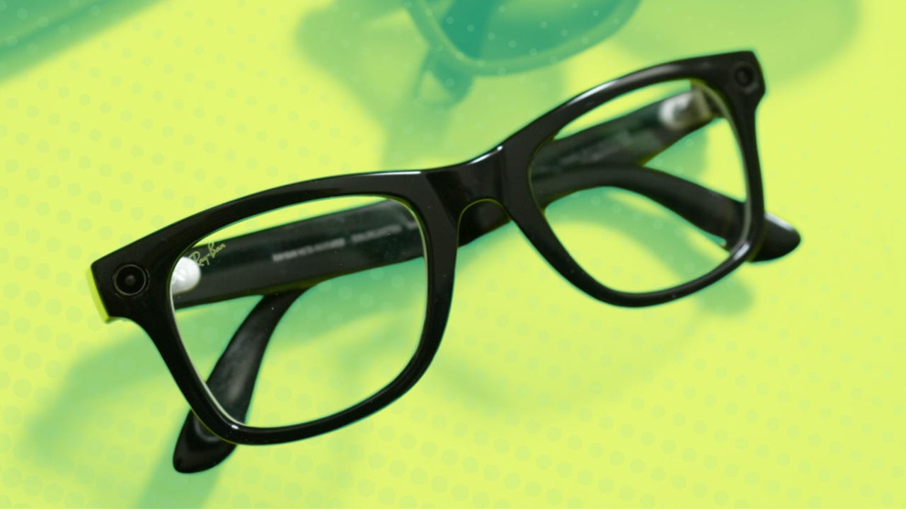 Meta Ray-Ban 智能眼镜在绿色背景上
