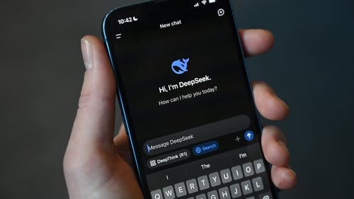 深度求索 AI 助手横空出世，英伟达股价暴跌 15% 引发行业震动
